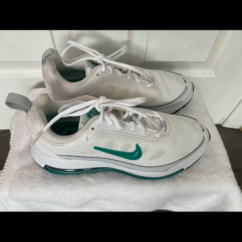 Nike White and Green Sneakers